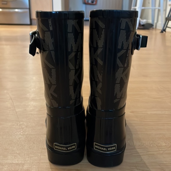 Micheal kors boots worn for less than a year. In great condition! - Picture 3 of 4